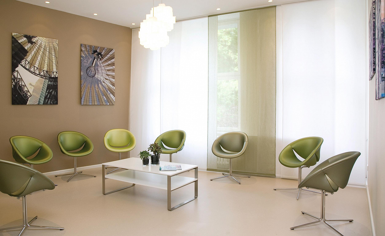 brillant interiors Innenarchitekt Berlin Mitte Geschäftsräume Chirurgische Praxis Stühle „so happy“ von Max Design beleben das Wartezimmer und verbreiten gute Laune.
