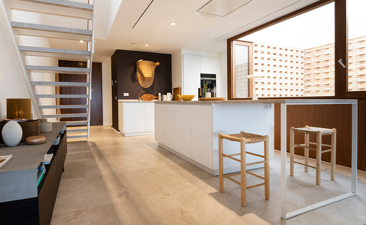 brillant interiors Innenarchitekt Berlin Mitte Apartment am Meer El Torro überwacht die offene Küche mit Lichthof